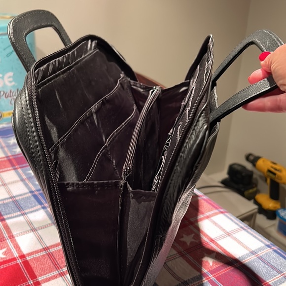 Black leather 15 inch by 13 inch leather briefcase Excellent condition perfect - Picture 6 of 6